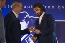 V roku 2017 získal Peter Budaj (vpravo) Cenu Vladimíra Dzurillu pre najlepšieho slovenského brankára. FOTO: TASR/M. Erd