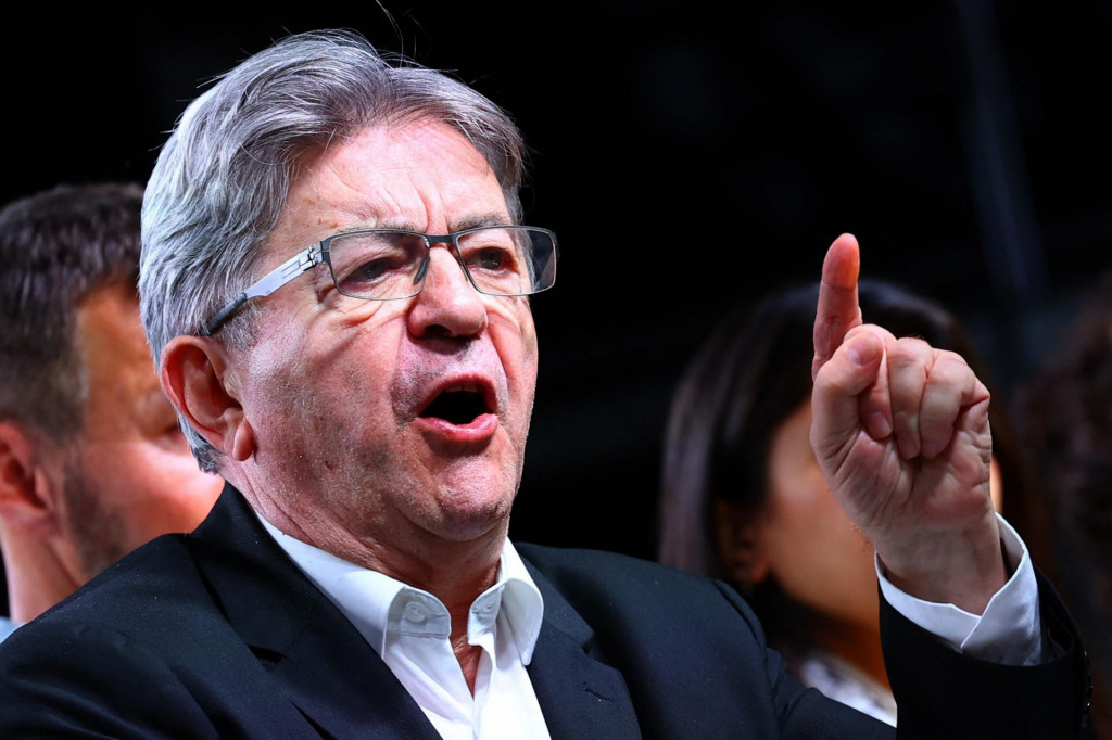 Jean-Luc Melenchon, líder francúzskej krajne ľavicovej opozičnej strany La France Insoumise prednáša prejav na pódiu. FOTO: Reuters