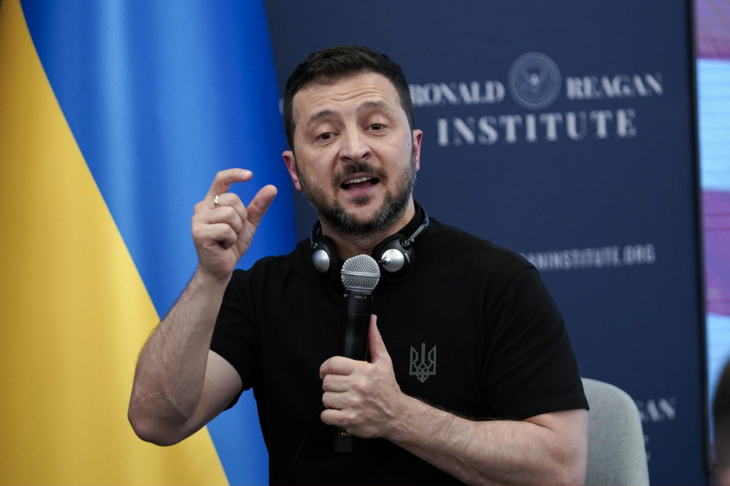 Ukrajinský prezident Volodymyr Zelenskyj gestikuluje v Reganovom inštitúte vo Washingtone. FOTO: TASR/AP