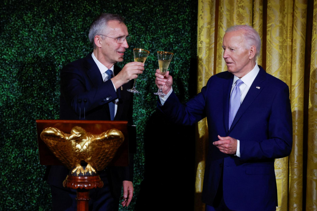 Americký prezident Joe Biden a generálny tajomník NATO Jens Stoltenberg si pripijú počas večere pre spojencov a partnerov NATO v Bielom dome počas 75. výročia samitu NATO. FOTO: Reuters