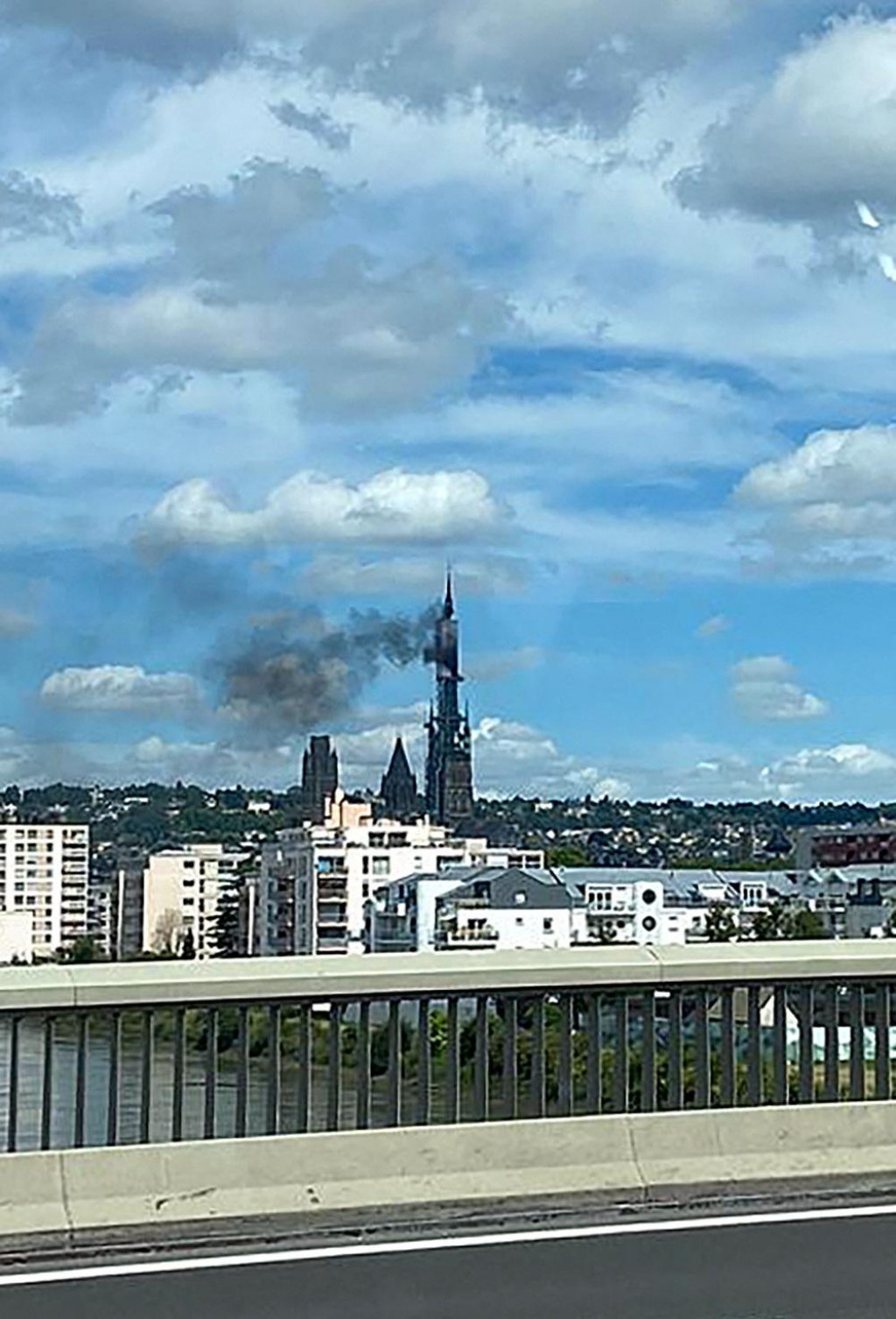 A view shows the spire of the gothic cathedral of the French city of Rouen in Normandy caught fire during renovation works, in Rouen, France, July 11, 2024. REUTERS/Jeremy Collado FOTO: Stringer