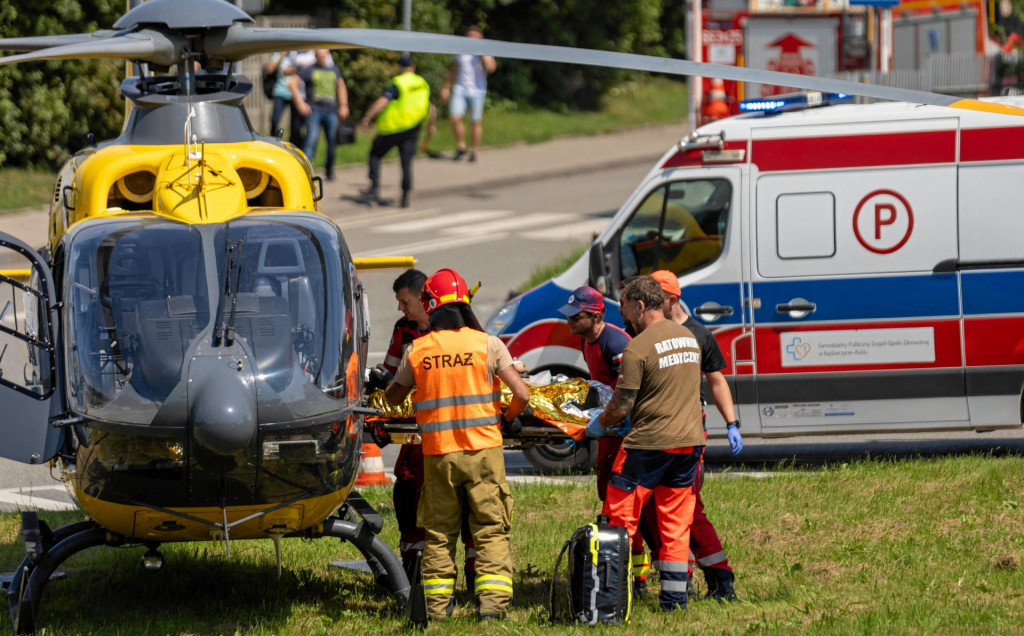 Záchranári v obci Rydultowy.  FOTO: Reuters