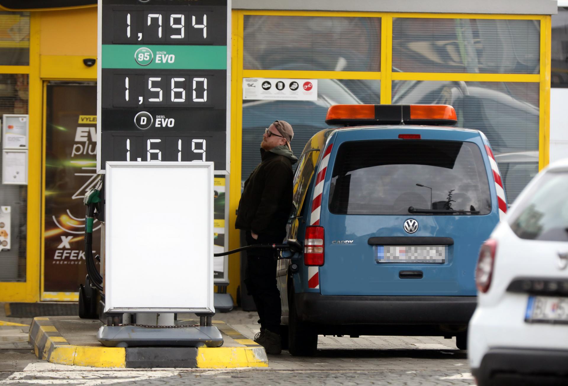 Dobrá správa pre vodičov, analytici očakávajú v najbližších týždňoch mierny pokles cien pohonných látok