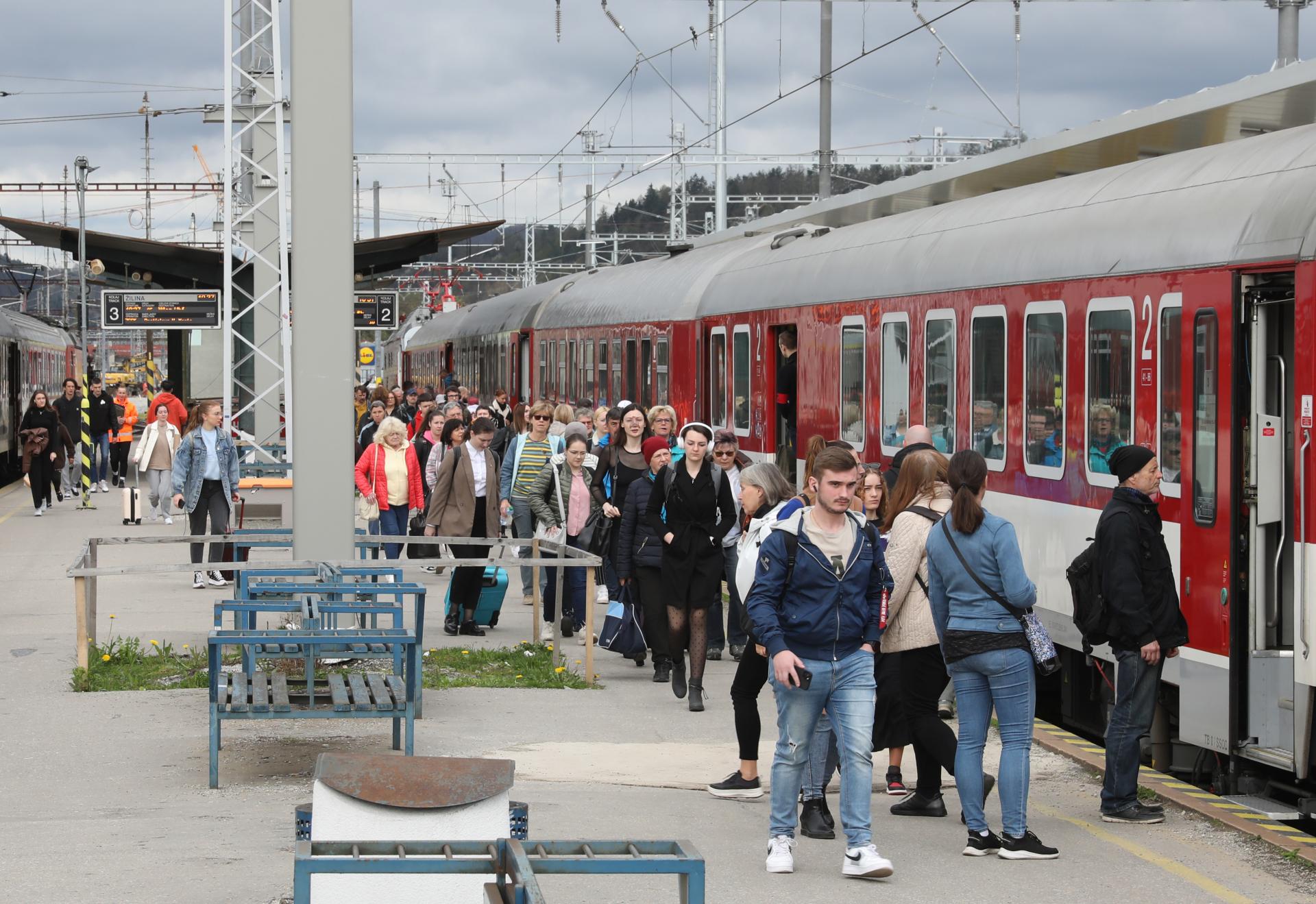 Jeden lístok na vlak, autobus aj MHD? Slovensko chce ísť cestou Dánska, podľa ekonómov to však vyjde draho