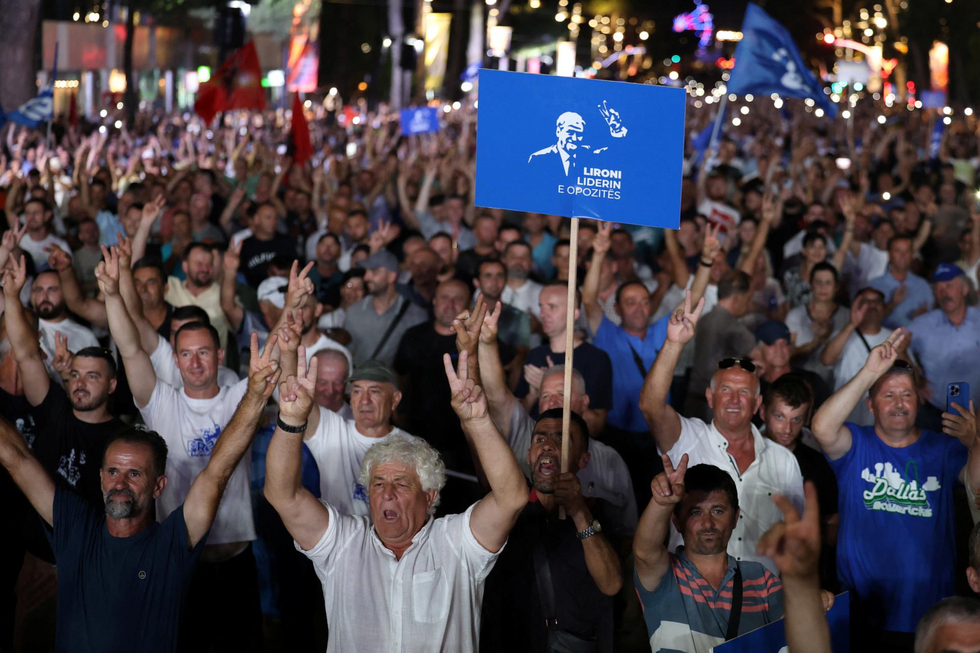 Tisíce ľudí protestovali pred albánskym úradom vlády, žiadali rezignáciu premiéra