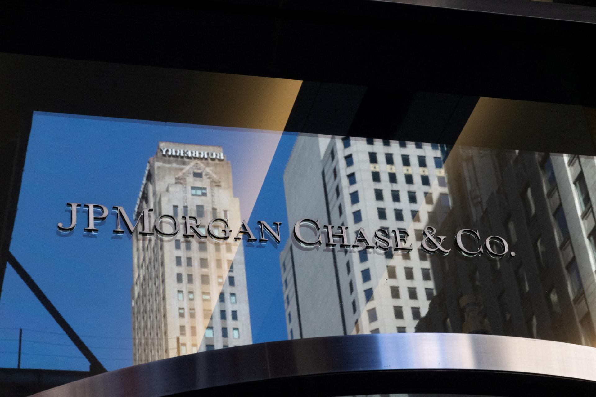 Zisk najväčšej americkej banky JPMorgan Chase vzrástol o štvrtinu, konkurenčnej banke naopak klesol