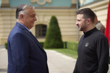 Maďarský premiér Viktor Orbán a ukrajinský prezident Volodymyr Zelenskyj sa vítajú počas stretnutia v Kyjeve. FOTO: TASR/AP