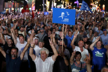 Priaznivci opozície sa zúčastňujú protivládneho protestu pred úradom albánskeho premiéra Ediho Ramu. FOTO: Reuters