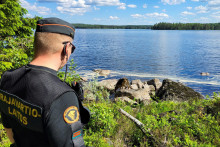 Fínska pohraničná stráž hliadkujú na fínsko-ruskej hranici, ktorá je vyznačená úzkou čistinkou v lese pri obci Hoilola vo východnom Fínsku. FOTO: Reuters