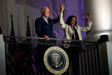 Americký prezident Joe Biden a jeho viceprezidentka Kamala Harrisová pri oslavách Dňa nezávislosti v Bielom dome. FOTO: Reuters