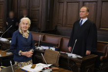 Ursula Haverbecková čaká v súdnej sieni na verdikt v odvolacom konaní o popieraní holokaustu. FOTO: TASR/DPA