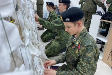 Príslušníci Hnutia prvých vyrábajú maskovacie siete pre vojakov. FOTO: Ruské sociálne siete