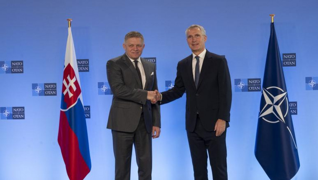 Generálny tajomník NATO Jens Stoltenberg a predseda vlády SR Robert Fico. FOTO: NATO