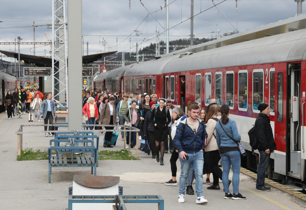 Cestujúci mohli mať rovnaký lístok nezávisle od toho, či nastupujú na vlak alebo MHD. FOTO: HN/Peter Mayer