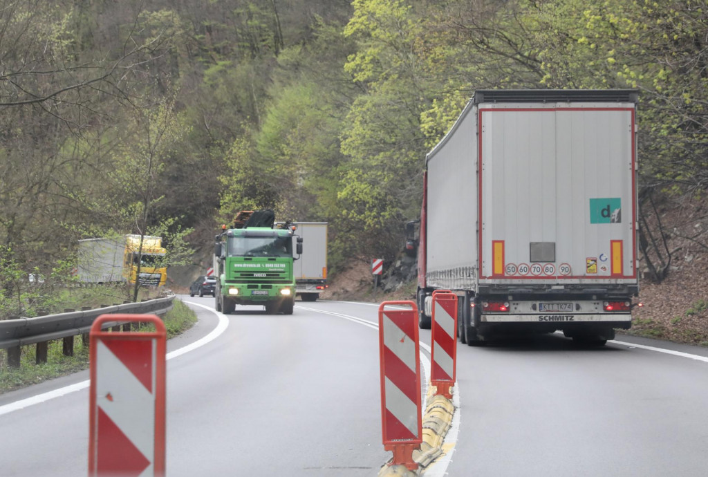 Problematická cesta popod Strečno. FOTO: HN/Peter Mayer