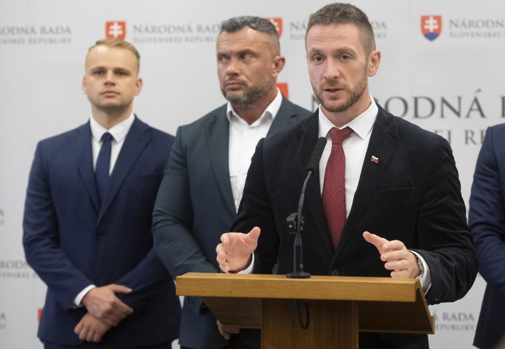 Na snímke členovia hnutia Republika: Milan Mazurek, Miroslav Suja a Milan Uhrík. FOTO: TASR/M. Baumann