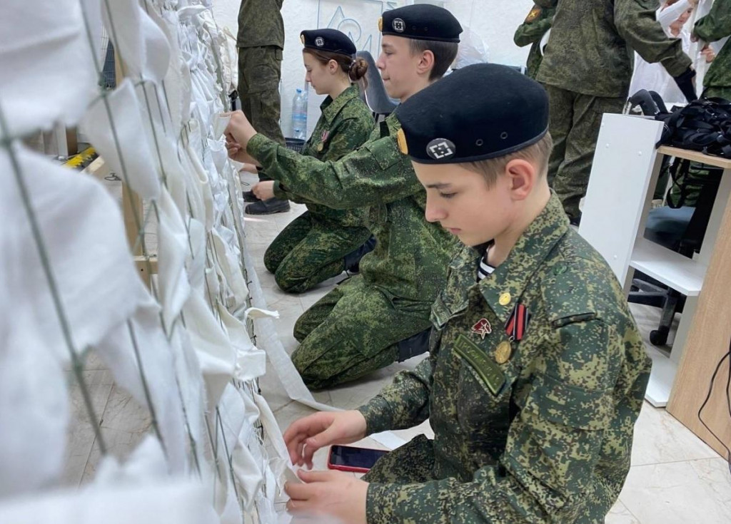 Príslušníci Hnutia prvých vyrábajú maskovacie siete pre vojakov. FOTO: Ruské sociálne siete