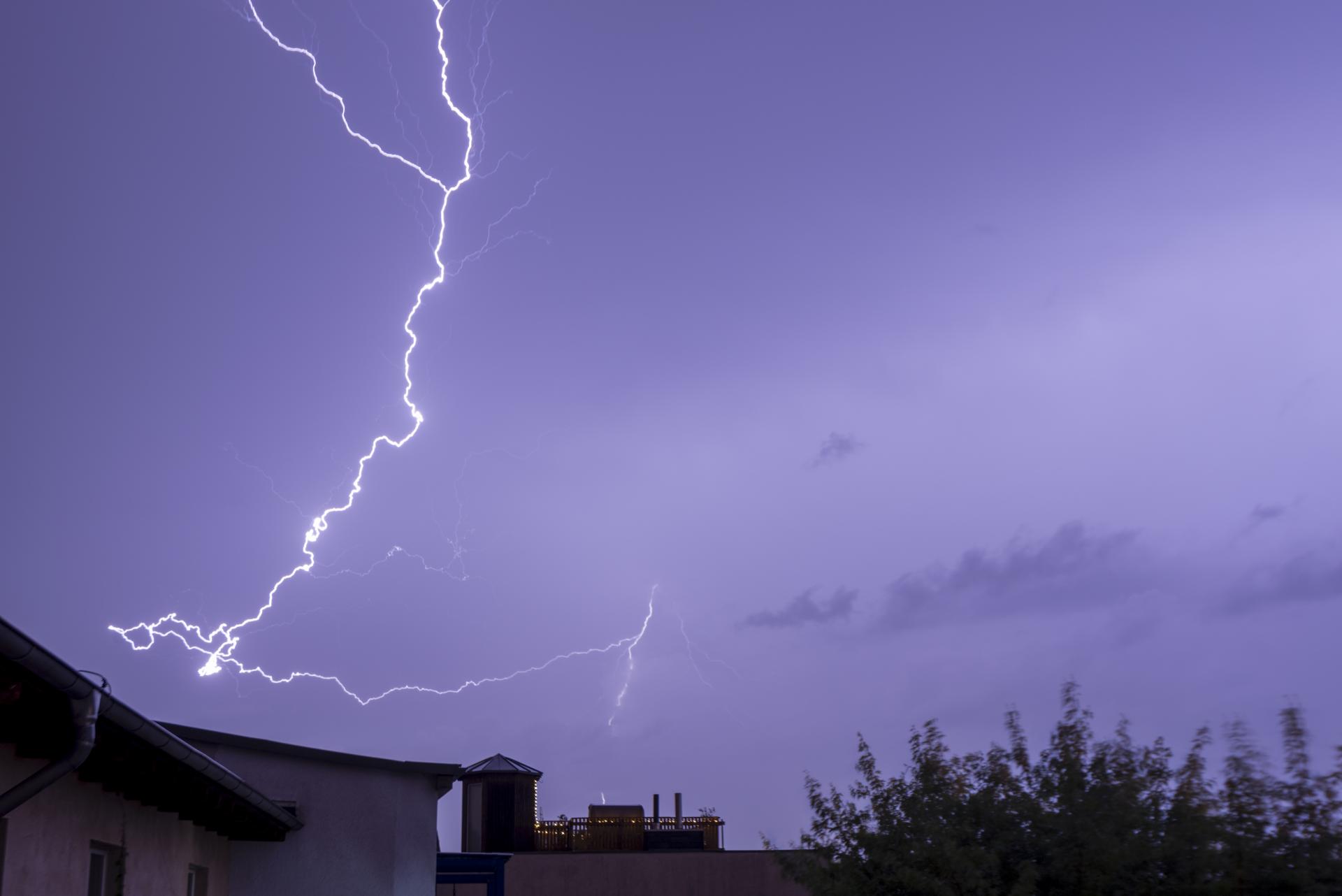 Desaťtisíce ľudí sú bez elektriny. Intenzívne búrky spôsobili na strednom Slovensku energetickú kalamitu