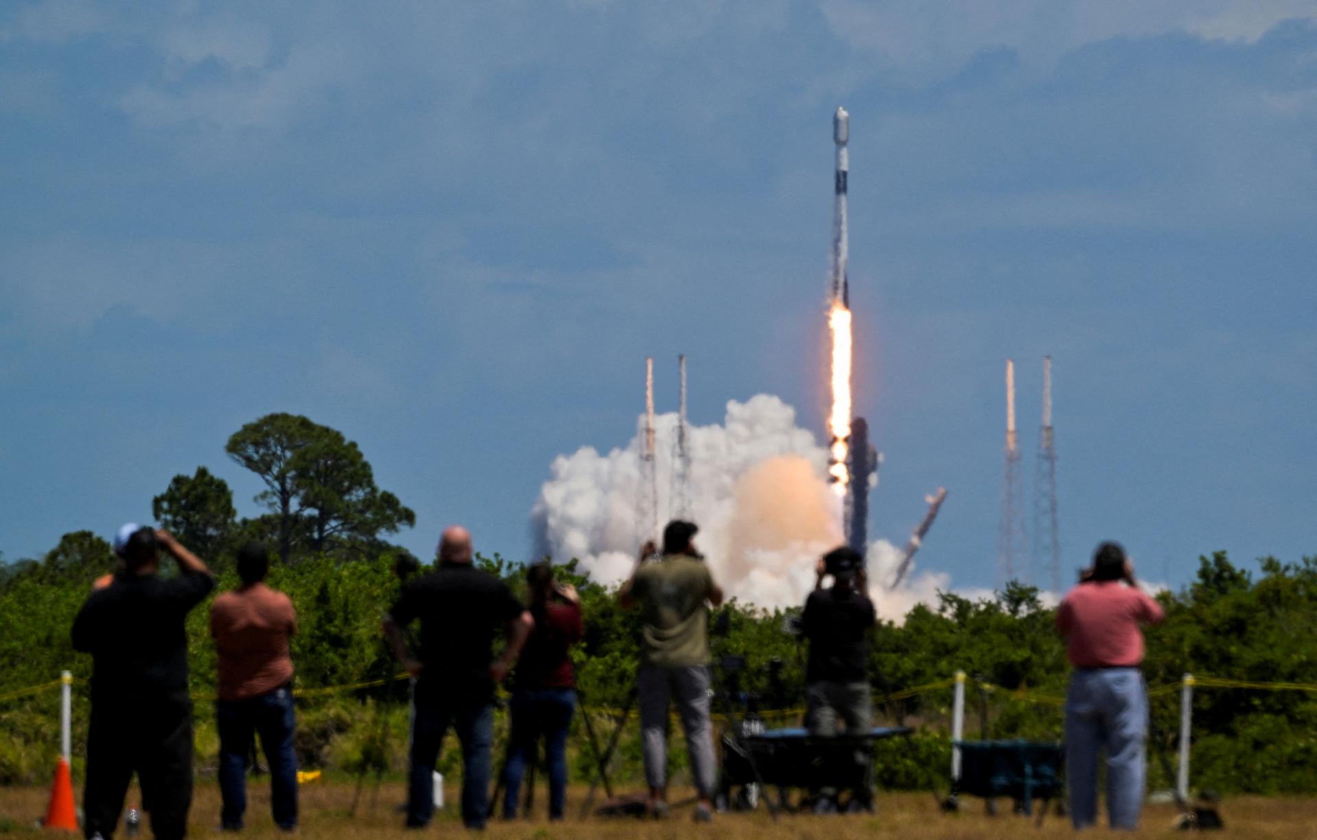 Prvá porucha za sedem rokov. Raketu Falcon 9 uzemnili po tom, ako došlo k zničeniu satelitov Starlink