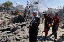 Palestínčania hľadajú preživších. FOTO: Reuters