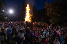 Ľudia sledujú zapálenú vatru počas podujatia Oslavy prijatia Deklarácie o zvrchovanosti Slovenska v Starej Bystrici. FOTO: TASR/Daniel Stehlík