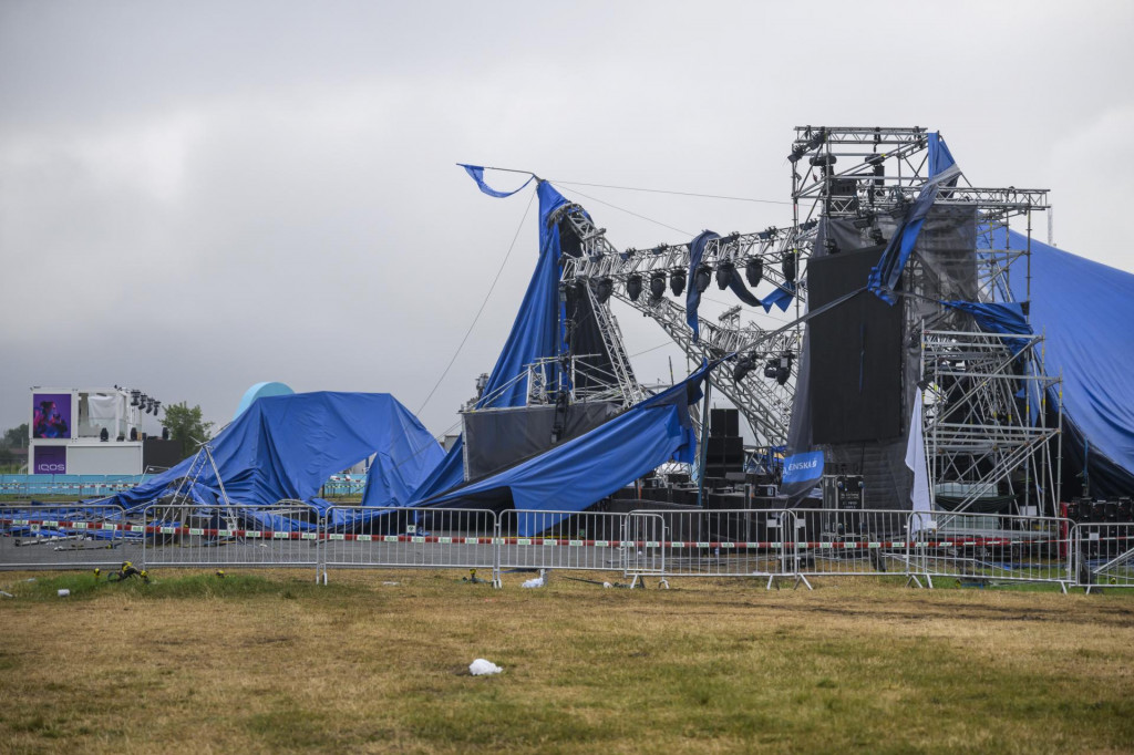 Spadnutý stan SLPS arény po zrušení 27. ročníka festivalu Pohoda v Trenčíne. FOTO: TASR/Jaroslav Novák