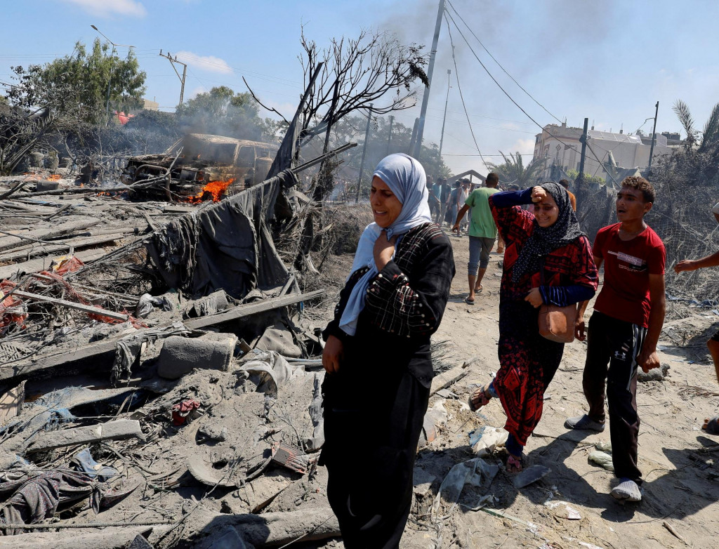 Palestínčania hľadajú preživších. FOTO: Reuters