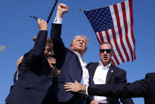 Exprezident Donald Trump stihol ešte po atentáte ukázať svojim priaznivcom ruku zovretú v päsť na znak toho, že je v poriadku. FOTO: TASR/AP