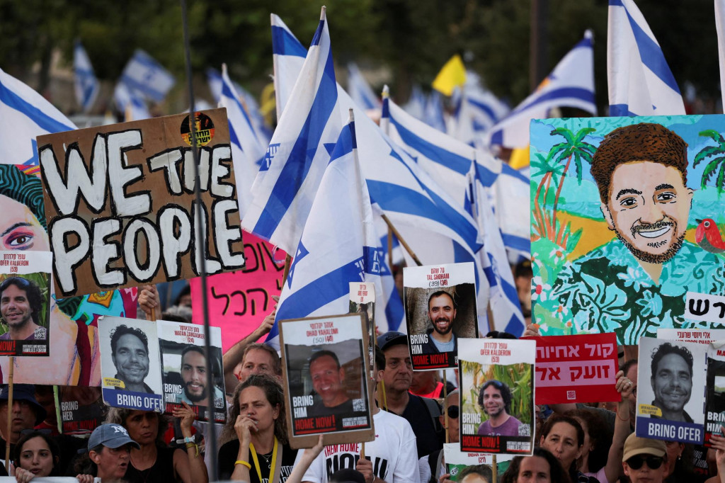 Demonštrácia rodinných príslušníkov a podporovateľov rukojemníkov, ktorých uniesol Hamas v októbri minulého roku. FOTO: Reuters