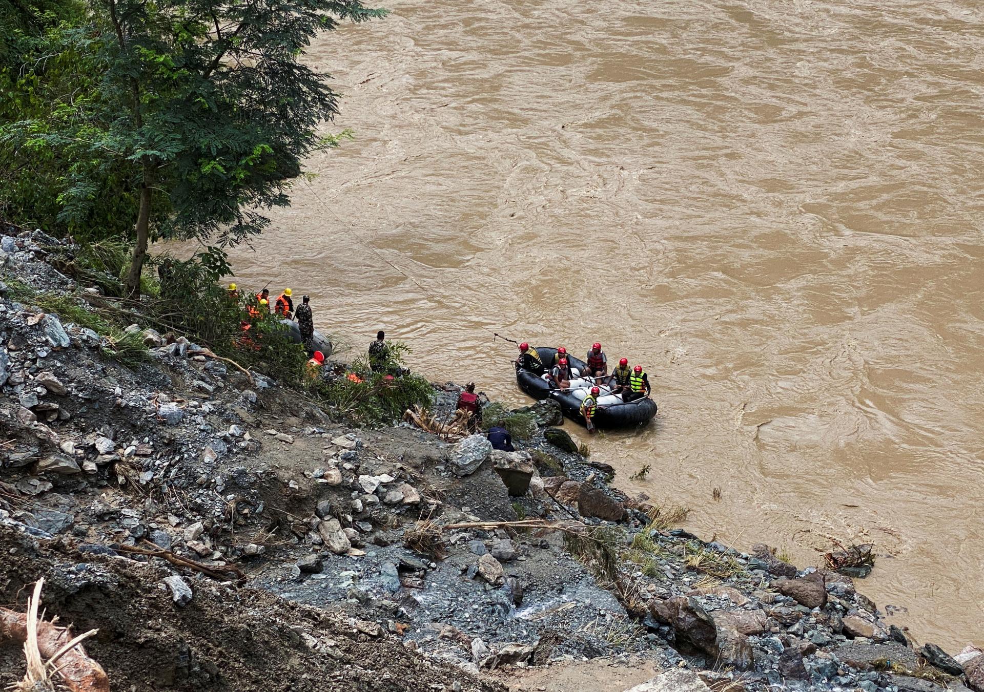 Záchranári v Nepále našli sedem tiel z autobusov s vyše 50 nezvestnými ľuďmi