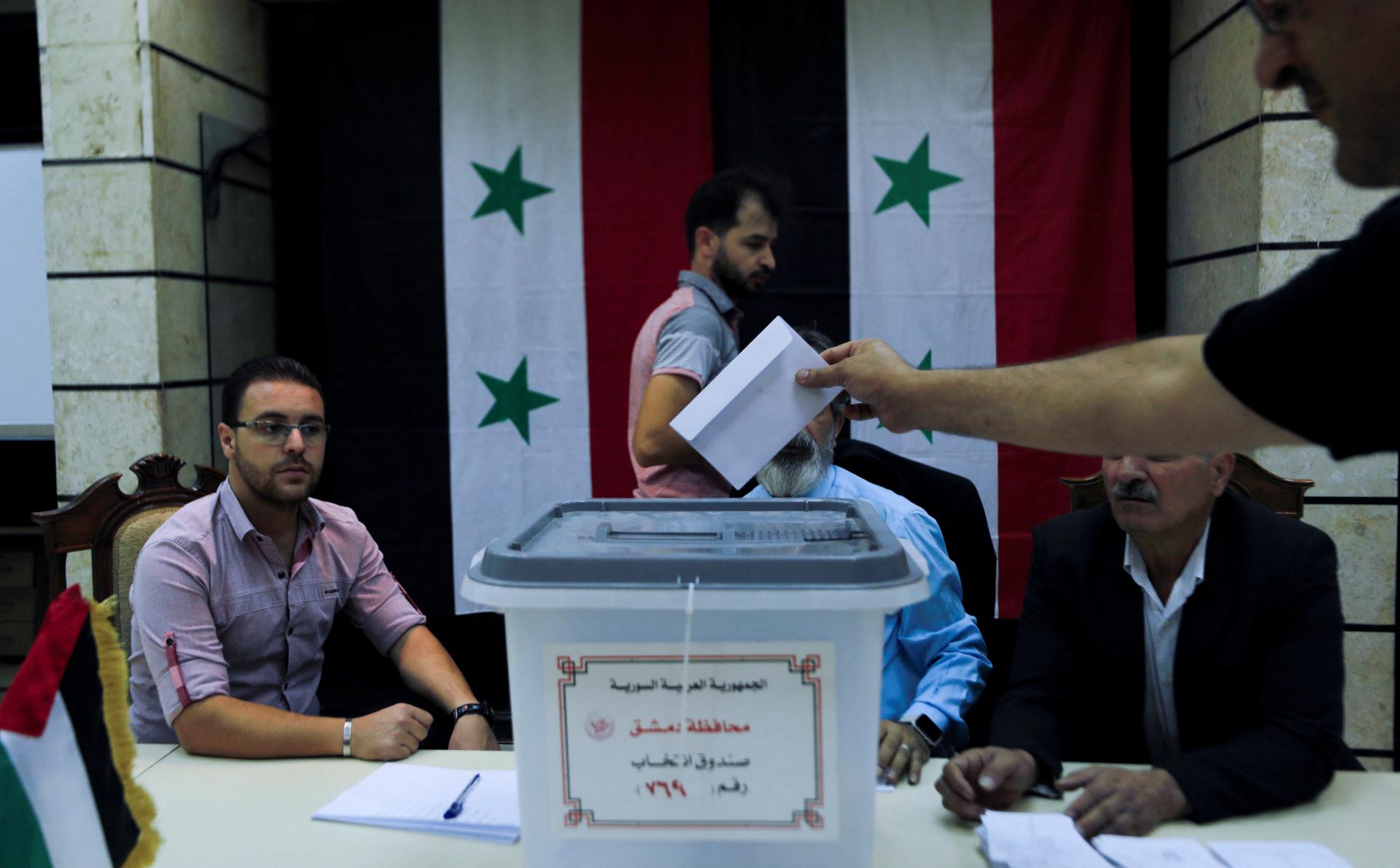 Sýrčania dnes hlasujú v parlamentných voľbách. Očakáva sa málo prekvapení a posilnenie moci Asada
