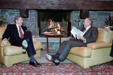 Americký prezident Ronald Reagan bol terčom pokusu o atentát v roku 1981. Na snímke vľavo so sovietskym prezidentom Michailom Gorbačovom. FOTO: Wikipedia
