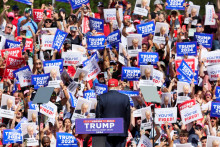 Bývalý prezident USA a republikánsky kandidát na prezidenta Donald Trump na kampani v Chesapeake v amrerickej Virgínii. FOTO: Reuters