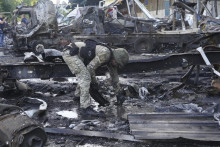 Policajt zbiera dôkazy po ruskom útoku na mesto Charkov na severovýchode Ukrajiny. FOTO: TASR/AP