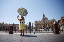 Žena s dáždnikom pri Námestí sv. Petra v Ríme. FOTO: REUTERS
