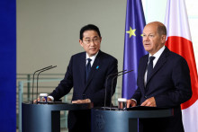 Nemecký kancelár Olaf Scholz a japonský premiér Fumio Kišida. FOTO: Reuters