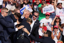 Donald Trump z pokusu o vraždu vyviazol s poranením pravého ucha. FOTO: Reuters