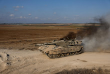 Izraelský tank počas ofenzívy. ILUSTRAČNÉ FOTO: REUTERS