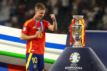 Titul je náš. Dani Olmo už vie, že o chvíľu zodvihne aj so spoluhráčmi víťaznú trofej pre majstrov Európy. FOTO: Reuters