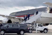 Republikánsky kandidát na prezidenta a bývalý prezident USA Donald Trump pri príchode na medzinárodné letisko Milwaukee. FOTO: X/Dan Scavino Jr./Reuters