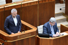 Podpredseda parlamentu Tibor Gašpar a minister spravodlivosti Boris Susko (obaja Smer-SD). FOTO: TASR/Pavel Neubauer