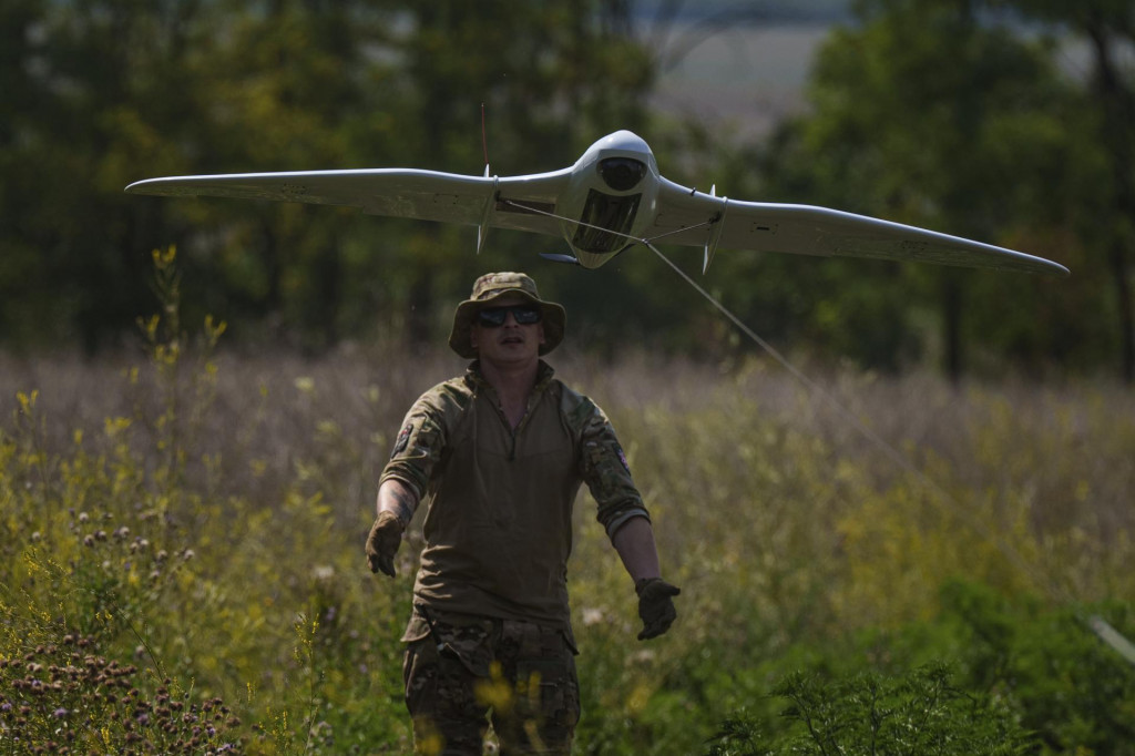 Ukrajinský vojak z prieskumnej jednotky počas toho, ako vypúšťa dron. ILUSTRAČNÉ FOTO: TASR/AP