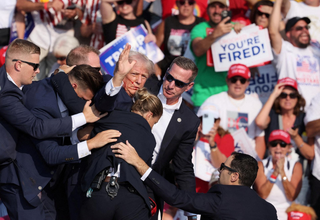 Donald Trump z pokusu o vraždu vyviazol s poranením pravého ucha. FOTO: Reuters