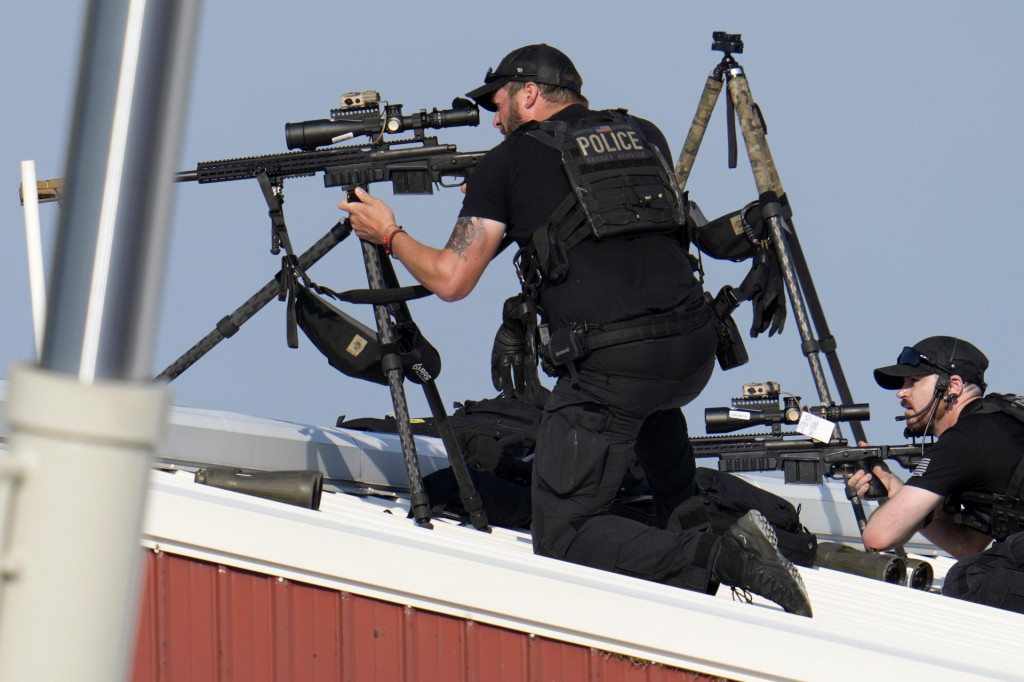 Policajní ostreľovači v akcii po pokuse o atentát na republikánskeho prezidentského kandidáta a amerického exprezidenta Donalda Trumpa. FOTO: TASR/AP