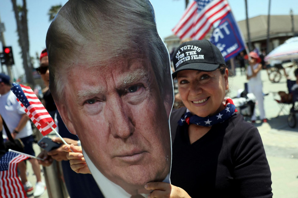 Donald Trump má vo verejnosti po atentáte podporu.

FOTO: REUTERS

