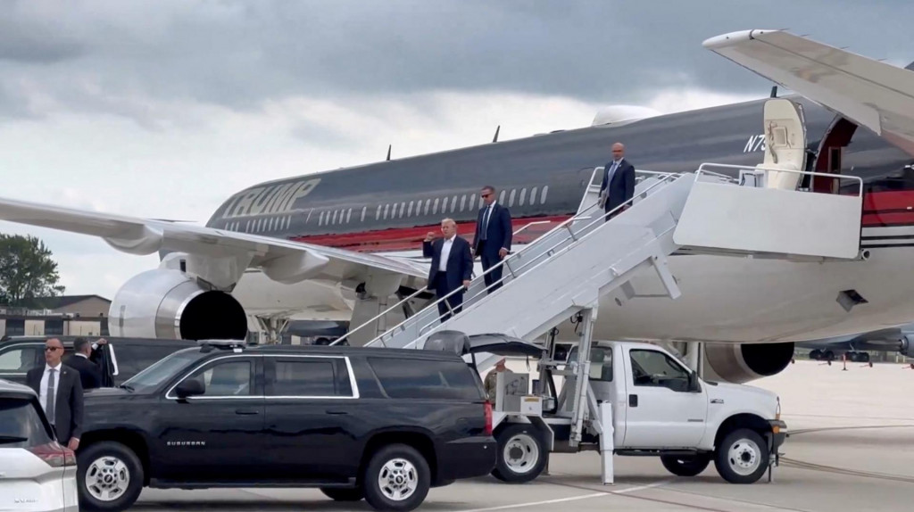 Republikánsky kandidát na prezidenta a bývalý prezident USA Donald Trump pri príchode na medzinárodné letisko Milwaukee. FOTO: X/Dan Scavino Jr./Reuters