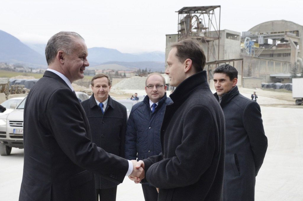 Vtedajší prezident Andrej Kiska navštívil v roku 2016 firmu Zeocem na východe Slovenska.  FOTO: TASR/M. Kapusta
