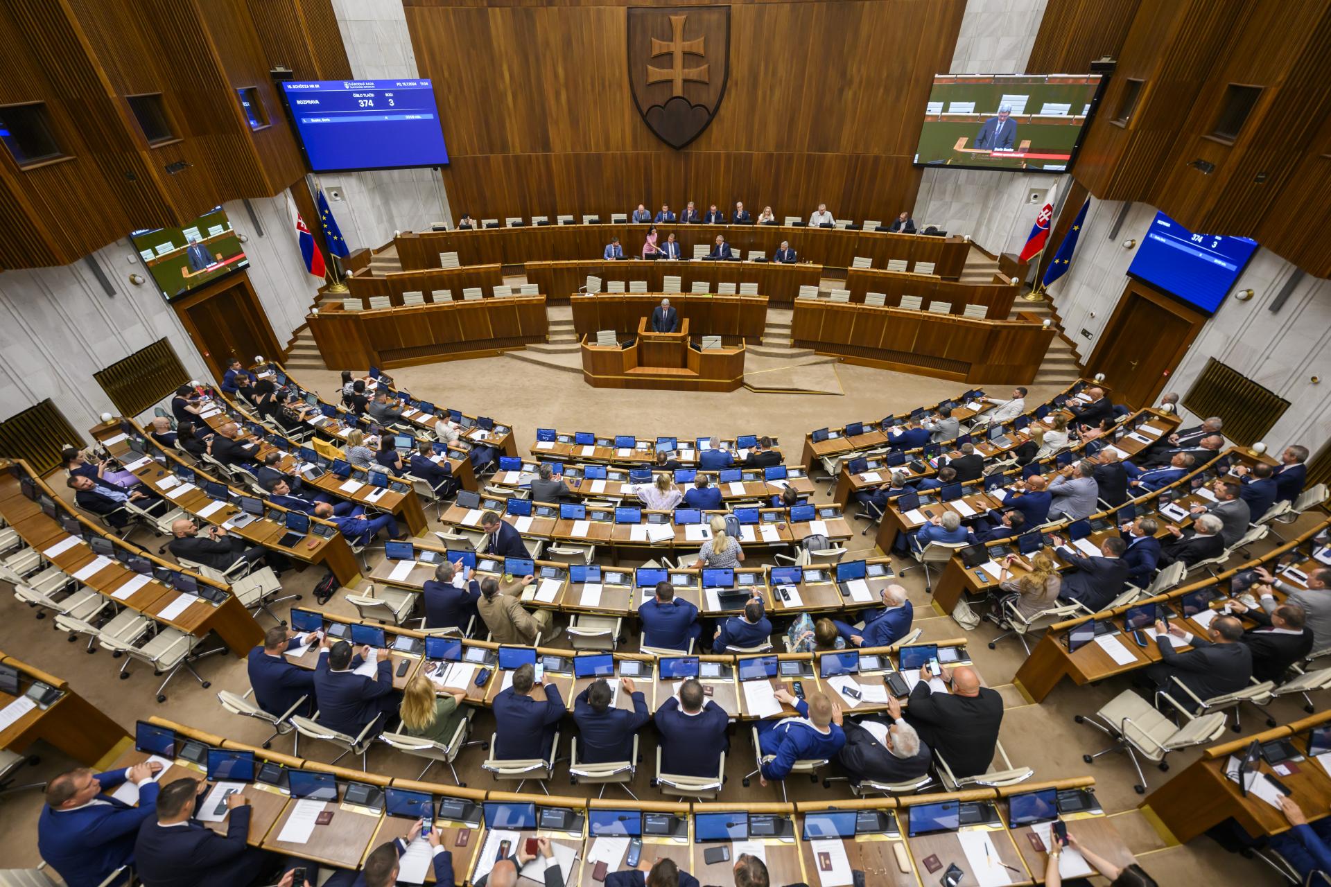 Mimoriadna schôdza parlamentu: Rokuje sa o novele Trestného zákona