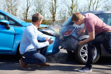 Obaja účastníci nehody musia spísať Európsky záznam o nehode. FOTO: Shutterstock