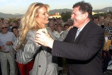 V roku 1998 premiér Vladimír Mečiar tancoval na novootvorenej diaľnici s nemeckou topmodelkou Claudiou Schifferovou. No jeho vlády boli kritizované aj za spôsob privatizácie.

FOTO: TASR/V. Benko